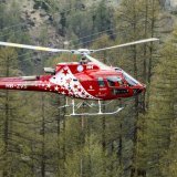Des hélicoptères d'Air Zermatt ont notamment été engagés pour retrouver l'homme disparu (cliché symbolique/Keystone archives). KEYSTONE/JEAN-CHRISTOPHE BOTT